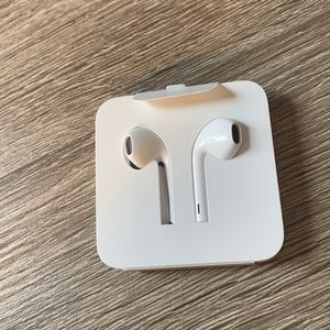 Wired Apple earbuds
